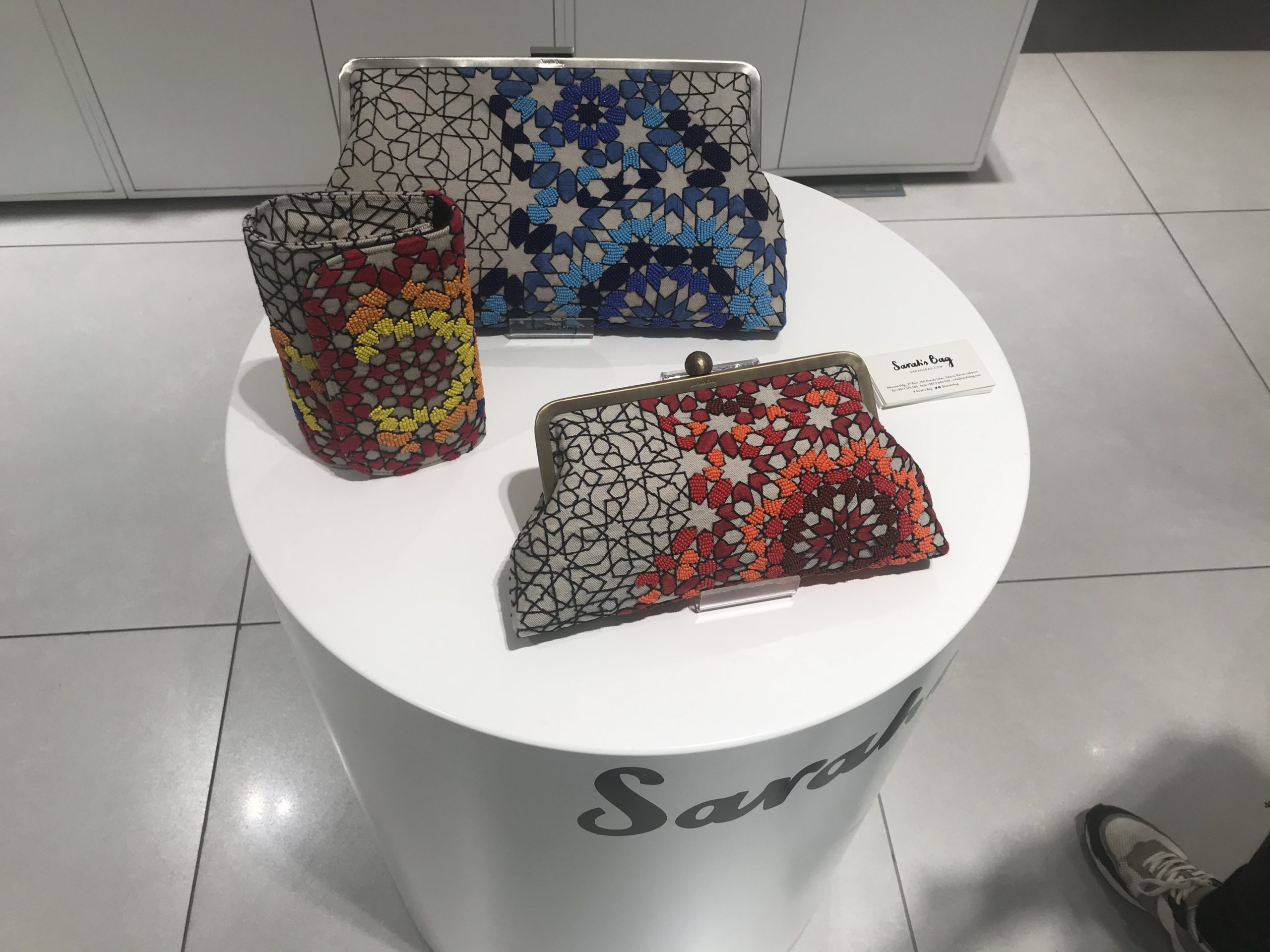 Pochette Clutch Sarah's Bag En Simili Cuir Avec Timbres Libanais, 26x16,5x3,5 Cm - Occasion Luxe Liban